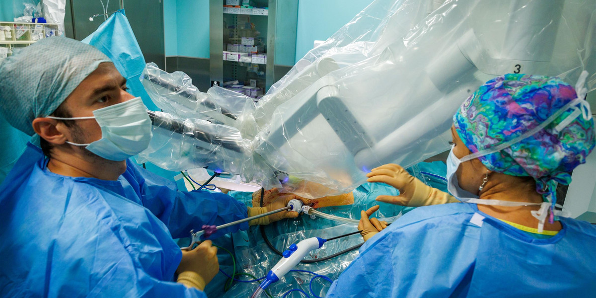 Lekarze ze Szpitala na Strzeleckiej w Katowicach wykonuj≥ą operacje z użyciem robota da Vinci. I to na NFZ.
