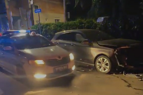 IGNORISAO ZNAK "STOP", PA SE ZAKUCAO U DRUGO VOZILO Stravična nesreća u Kaluđerici: Delovi rasuti po putu (VIDEO)
