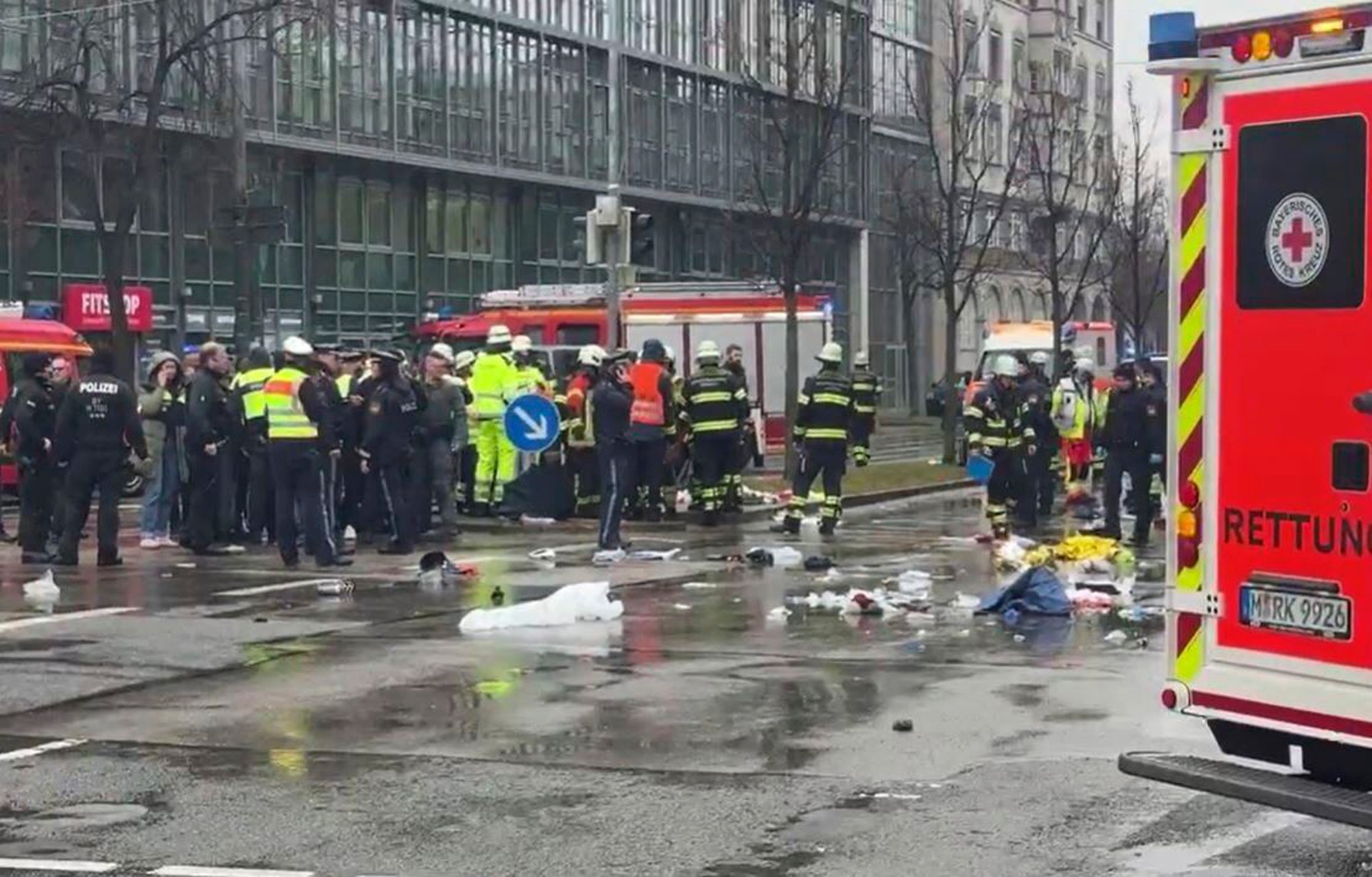 V Mníchove vrazilo do davu ľudí auto.