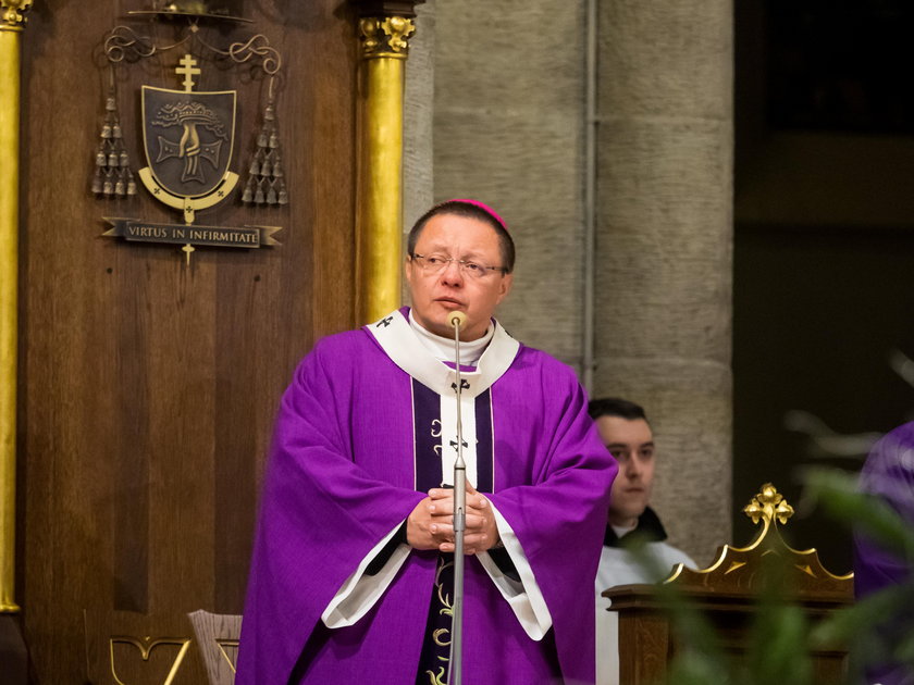 Arcybiskup Łodzi modlił się za duszę Pawła Adamowicza