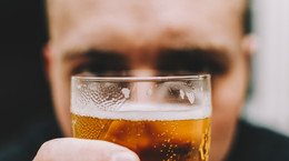 Jak poznać, że przekroczyłeś próg alkoholizmu? Pięć wczesnych sygnałów, jeden kluczowy