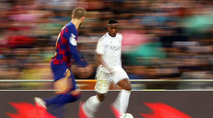 Vinícius Júnior, a Real Madrid és Gerard Piqué, az FC Barcelona játékosa a La Liga 26. fordulójának 2020. március 1-i játéknapján a madridi Santiago Bernabeu stadionban. / Fotó: MTI/EPA/EFE/Rodrigo Jiménez