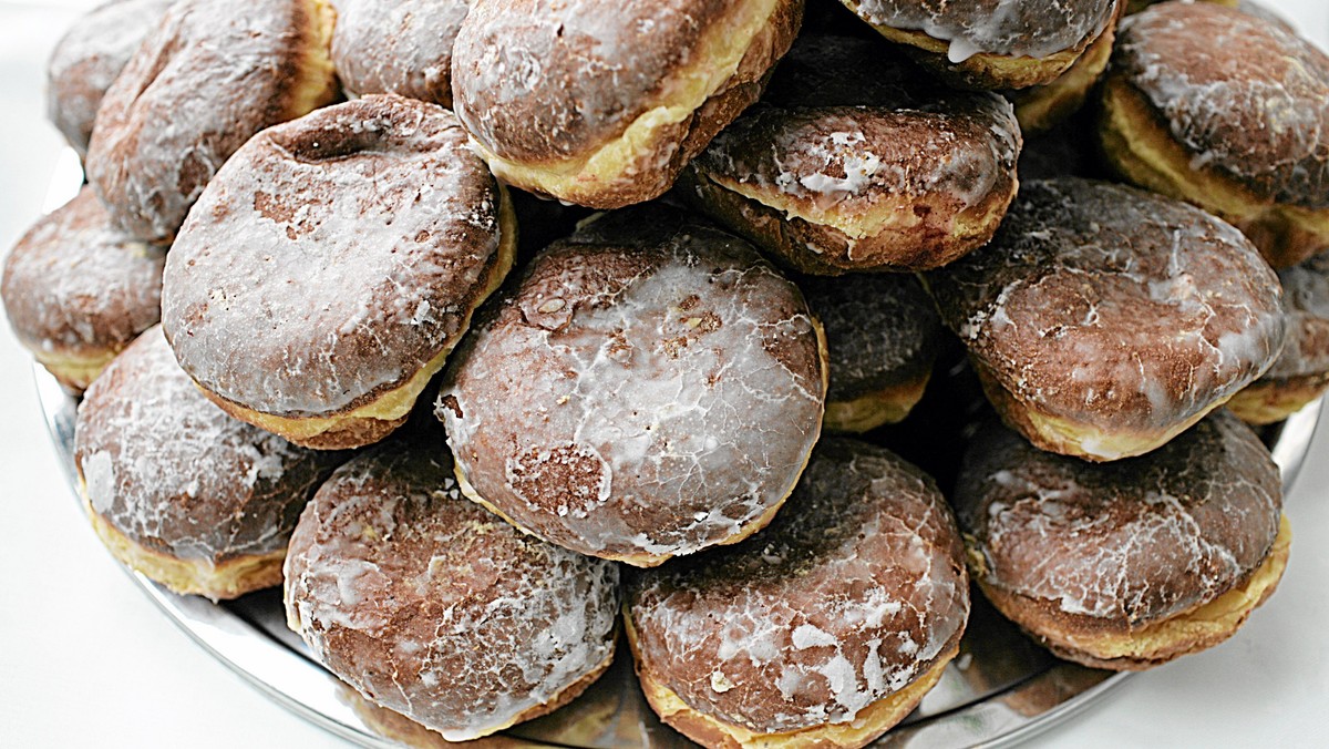 Czy tłusty czwartek jest naszą tradycją narodową? A może Pancake Tuesday i Madri Gras to święta o podobnym charakterze? Zapusty, kończące współczesny karnawał, nie mają jednak wiele wspólnego ze staropolskim tłustym tygodniem, kiedy to pączek "mógł był oko podsinić", a kuligi króla Augusta II nieraz "oblewały się krwią".