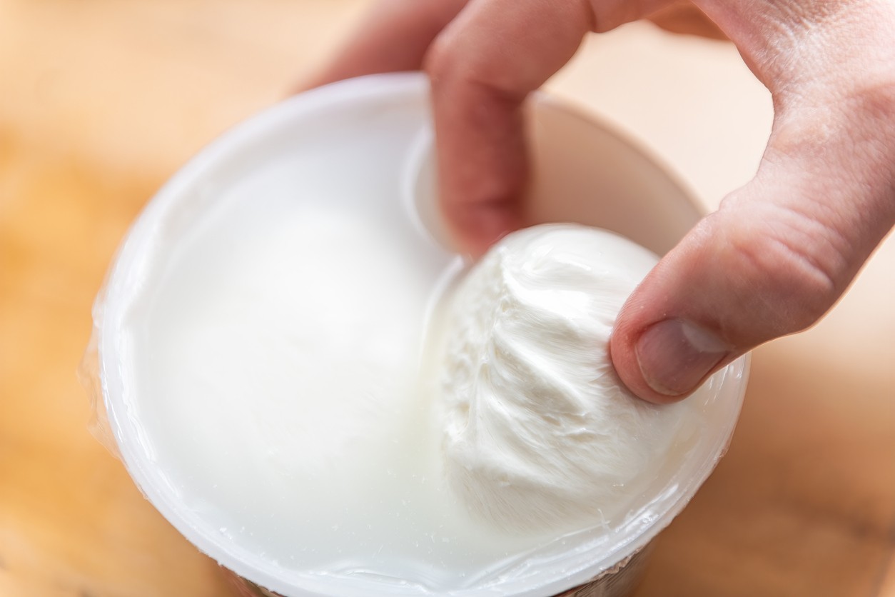 Čerstvá mozzarella v náleve, ktorý pomáha zachovať jej vlhkosť a konzistenciu. (Ilustračný obrázok)