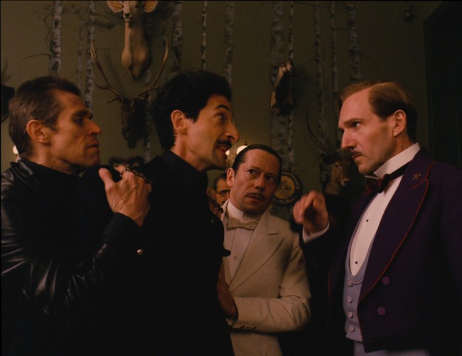 Willem Dafoe, Adrien Brody, Mathieu Amalric i Ralph Fiennes w filmie 'Grand Budapest Hotel'
