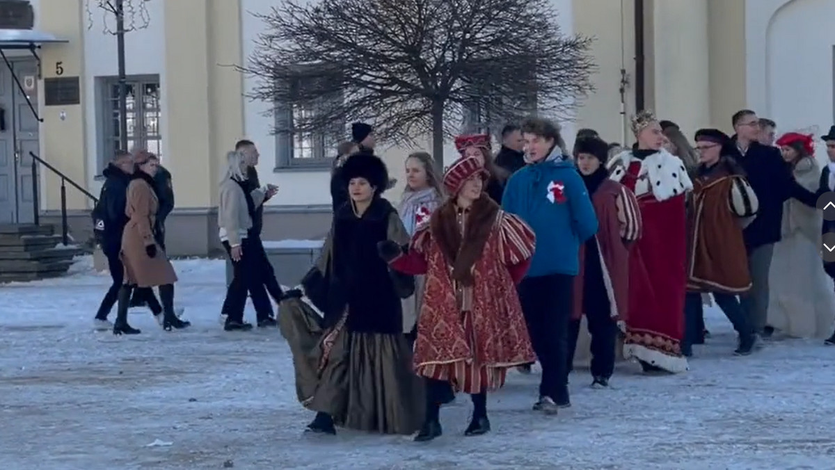 Maturzyści z białostockich szkół średnich zatańczyli poloneza na śniegu