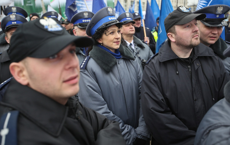 Związkowcy przed Sejmem gwizdali i krzyczeli, a także zaśpiewali premierowi piosenkę „Idź precz”.