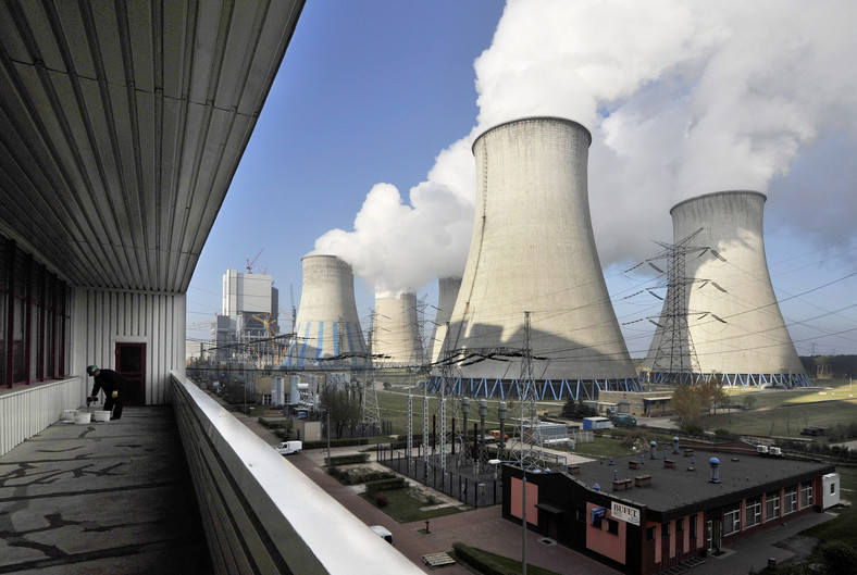 Odkrywkowa kopalnia węgla brunatnego i elektrownia w Bełchatowie, należące do grupy PGE (14). Fot. Bloomberg.