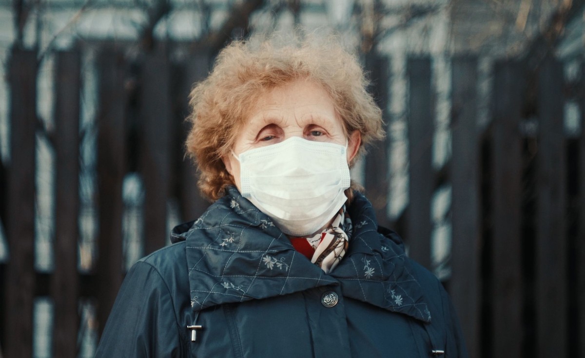Starsza pani maseczka koronawirus