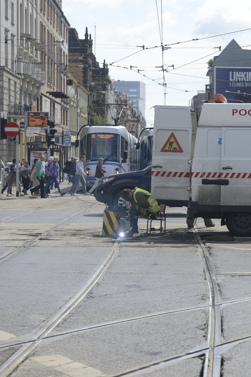 Robotnicy naprawiają tory na skrzyżowaniu ul. Piłsudskiego ze Świdnicką we Wrocławiu