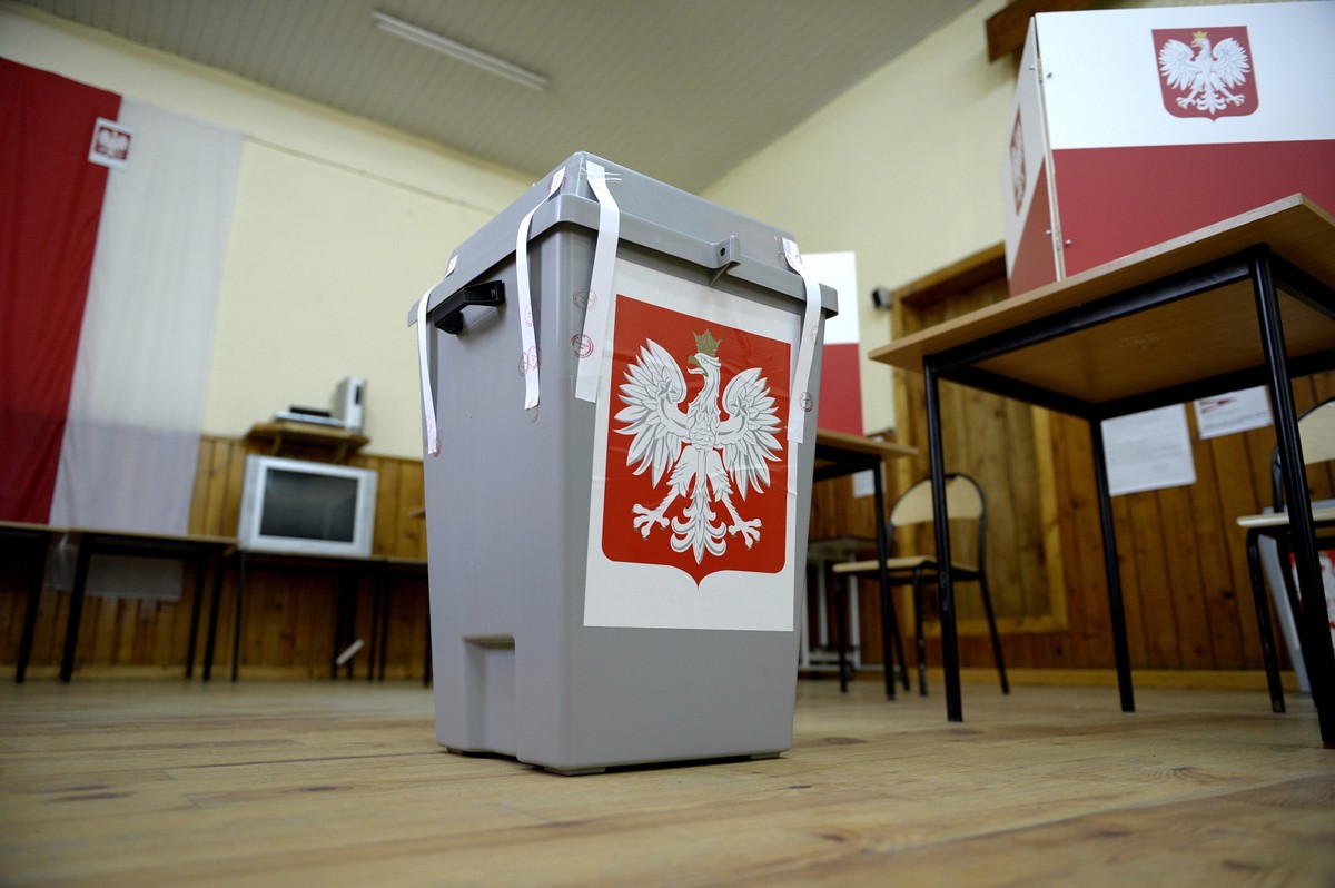 Lokal obwodowej komisji wyborczej w Krzywczy na Podkarpaciu