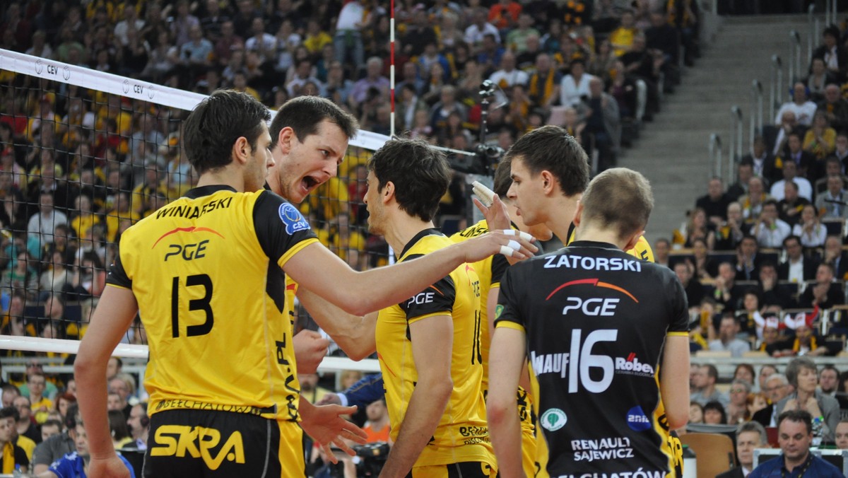 PGE Skra Bełchatów rozbiła Jastrzębski Węgiel 3:0 (25:19, 27:25, 25:20) w drugim meczu półfinałowym PlusLigi i w rywalizacji o finał rozgrywek potrzebuje jeszcze jednej wygranej, by stanąć do walki o ósmy tytuł mistrzów Polski z rzędu.