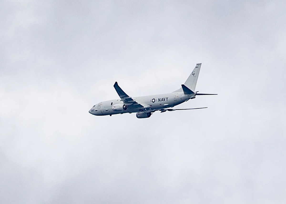 Samolot P-8 Poseidon w trakcie wykonywania zadań nad Atlantykiem.