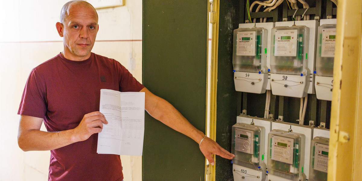 Patryk Maciążek (46 l.) z bloku przy al. Zwycięstwa 93 w Dąbrowie Górniczej otrzymał wysoki rachunek za prąd. Powiem dopłaty są rozliczenia zarządcy z dostawcą energii. 