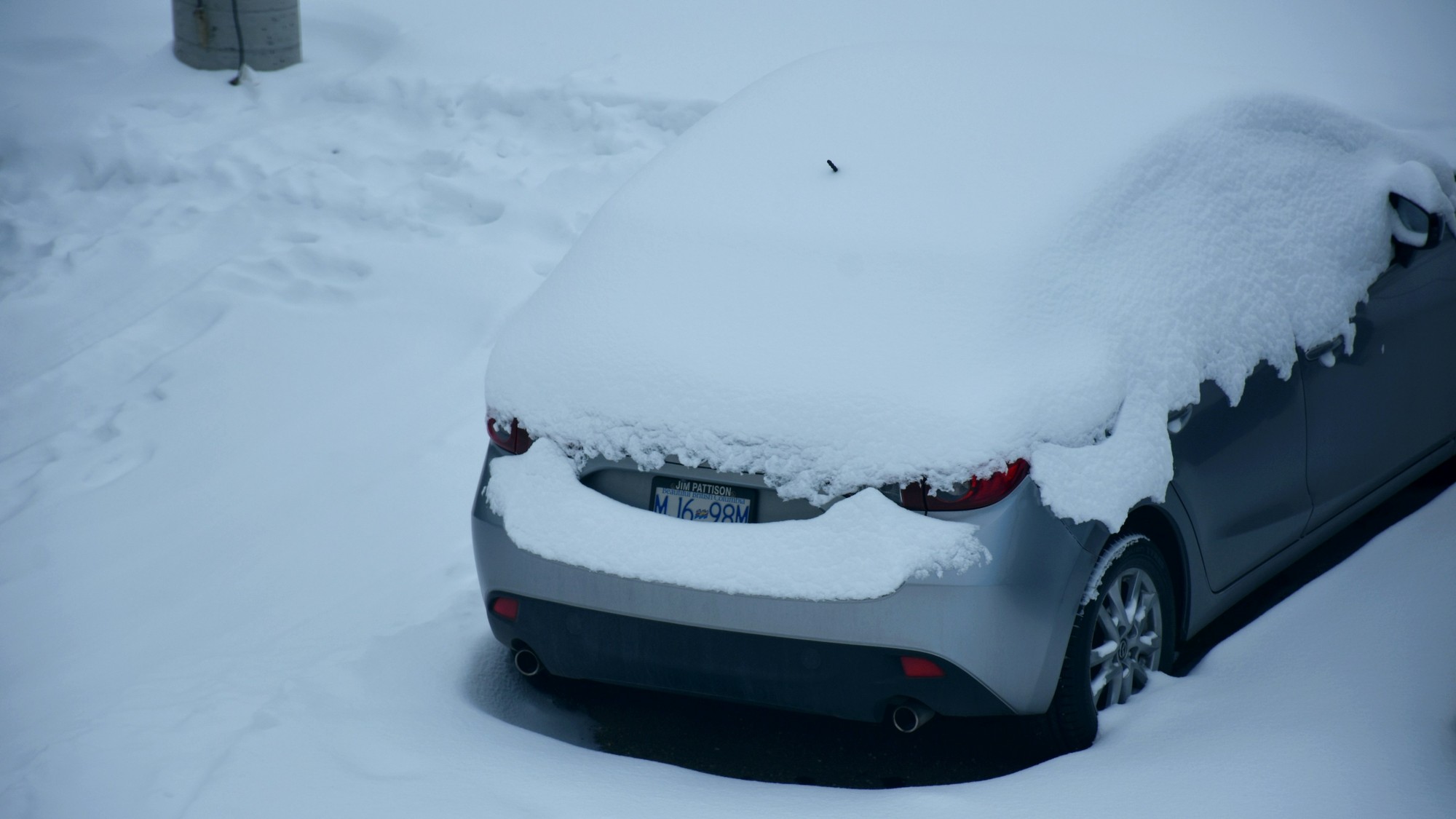 Sekanie ľadu z okien a trasenie sa od zimy v premrznutej sedačke?
