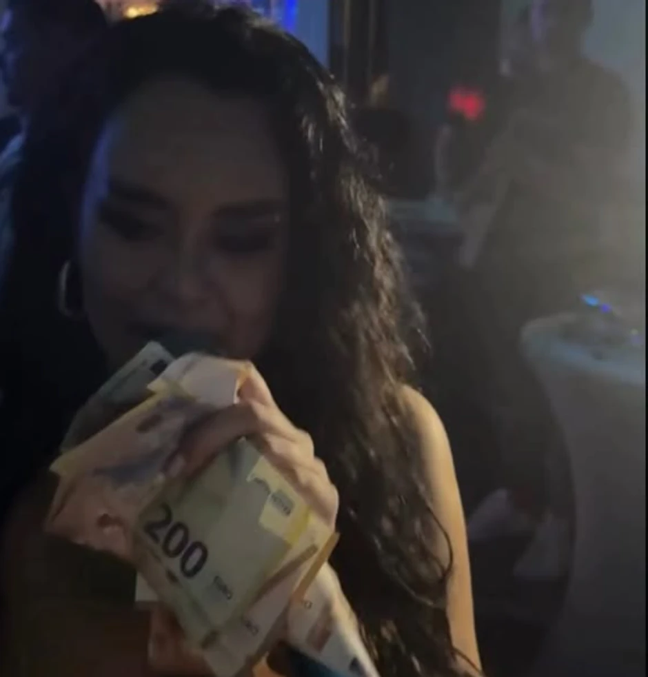 Tijana Em drži bakšiš