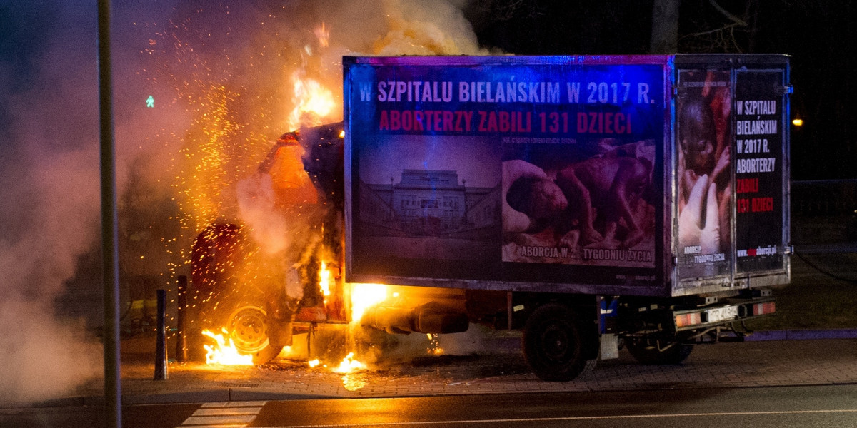 Furgonetka antyaborcyjna spłonęła przed Szpitalem Bielańskim