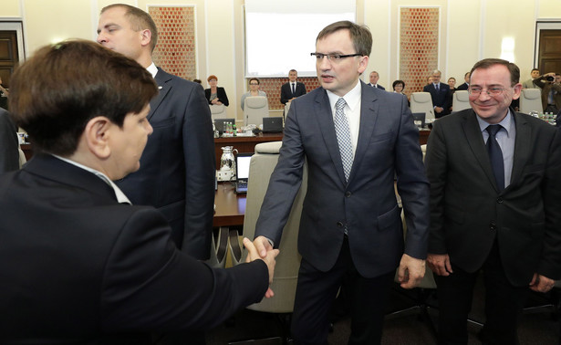 Minister Ziobro z takim samym zaufaniem co wicepremier Szydło. Kto liderem rankingu? SONDAŻ