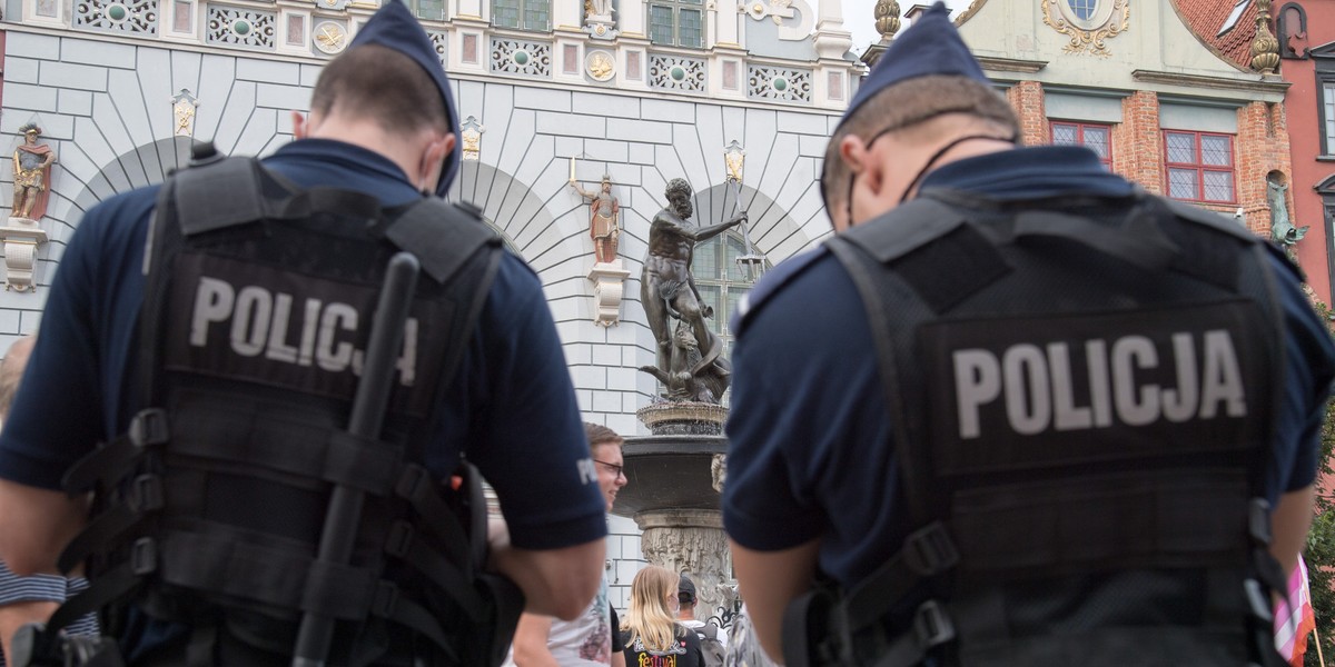 Nowy system łączności TETRA miał zabezpieczyć polską policję przed podsłuchami. Organizując przetarg, który miał wyłonić dostawcę sprzętu, Komenda Główna obeszła ustawę Prawo Zamówień Publicznych.