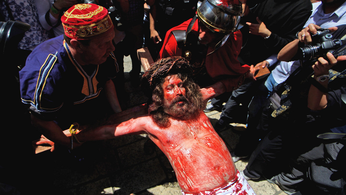 Tysiące pielgrzymów z całego świata i palestyńskich chrześcijan przemierzyło w Wielki Piątek w Starej Jerozolimie Via Crucis, drogę, którą Jezus szedł na Golgotę, do miejsca, gdzie został ukrzyżowany.