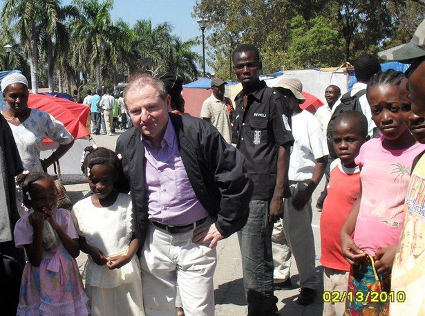 Tak poseł Iwiński pomagał na Haiti