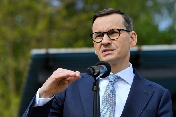 Premier Mateusz Morawiecki podczas konferencji prasowej po wizycie w Klubie Senior+ w miejscowości Świercze