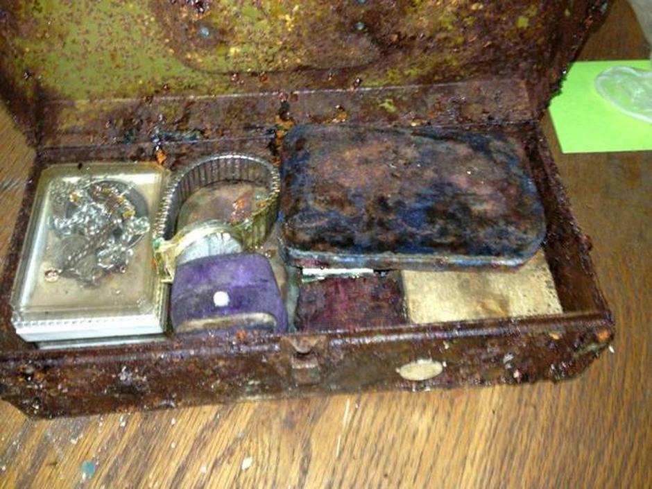 Takođe, u kutijama se našao nakit i novac