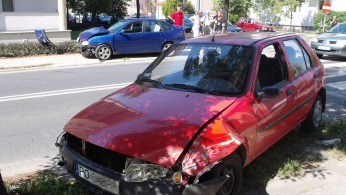 Kolizja trzech aut, do której doszło w sobotę po godz. 13 na skrzyżowaniu ulic Kasprzaka i Potworowskiego, mocno utrudniła ruch na Łazarzu.