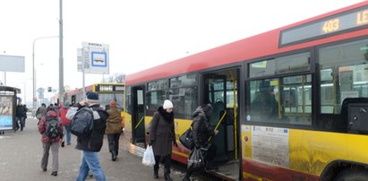 Autobusy jeżdżą stadami, a pasażerowie czekają