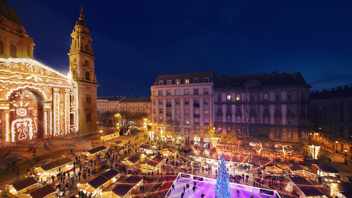 W tym roku XVII. Budapeszteński Jarmark Bożonarodzeniowy trwa od 11 listopada do 1 stycznia jak zwykle na Placu Vörösmartyego, niedaleko Dunaju oraz przed bazyliką św. Stefana od 29 listopada do 1 stycznia. Ten jeden z najpiękniejszych placów Budapesztu staje się miejscem wspaniałego wydarzenia, a panujący tu w tym czasie nastrój jest prawdziwie świąteczny.
