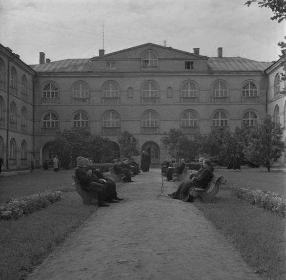 Studenci odpoczywający na dziedzińcu, lata 60 XX w.