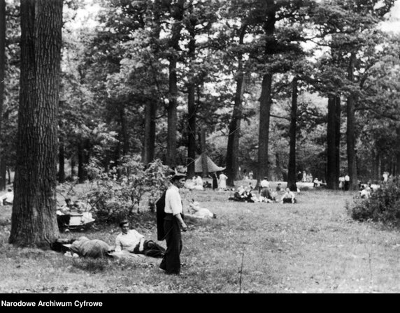 Zabawy ludowe na Bielanach w Warszawie - rok 1948 - zdjęcie pochodzi z archiwów Narodowego Archiwum Cyfrowego