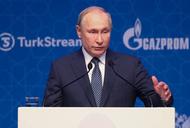 Prezydent Rosji Władimir Putin. W tle logo Gazpromu