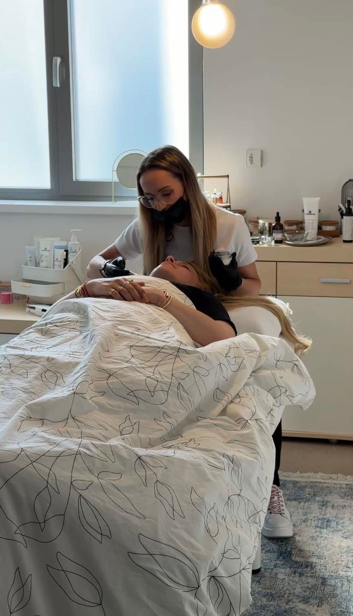 Gwen McMullen strávila príjemné chvíle v salóne krásy Pe&Pe Beauty House, ktorý vyhľadávajú aj prominenti. Majiteľka Katarína zdôrazňuje, že pre nich je každý zákazník VIP hosťom. 