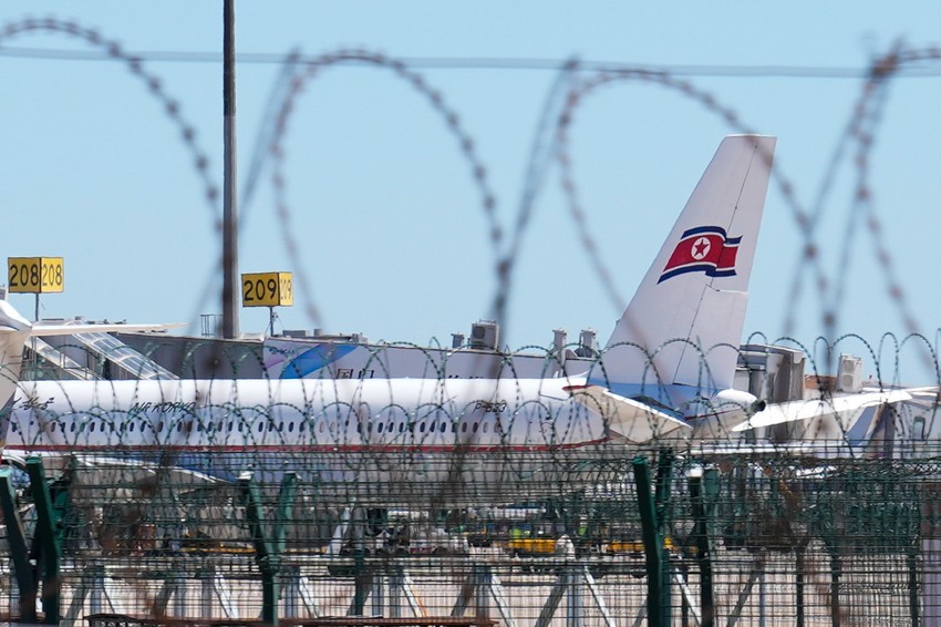 Avion severnokorejske aviokompanije "Er Korjo" na aerodromu u Pekingu uoči poletanja