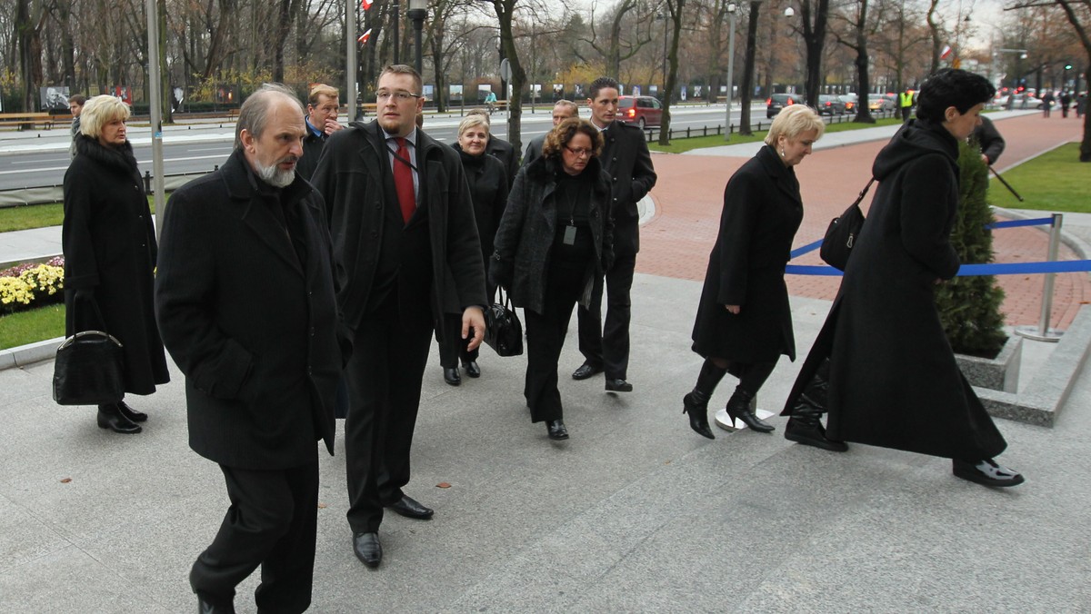 Paweł Deresz, mąż Jolanty Szymanek-Deresz, posłanki SLD, która zginęła w katastrofie pod Smoleńskiem, powiedział dziennikarzom, że członkowie rodzin ofiar katastrofy na środowym spotkaniu z premierem zadali mu "mnóstwo drażliwych pytań".