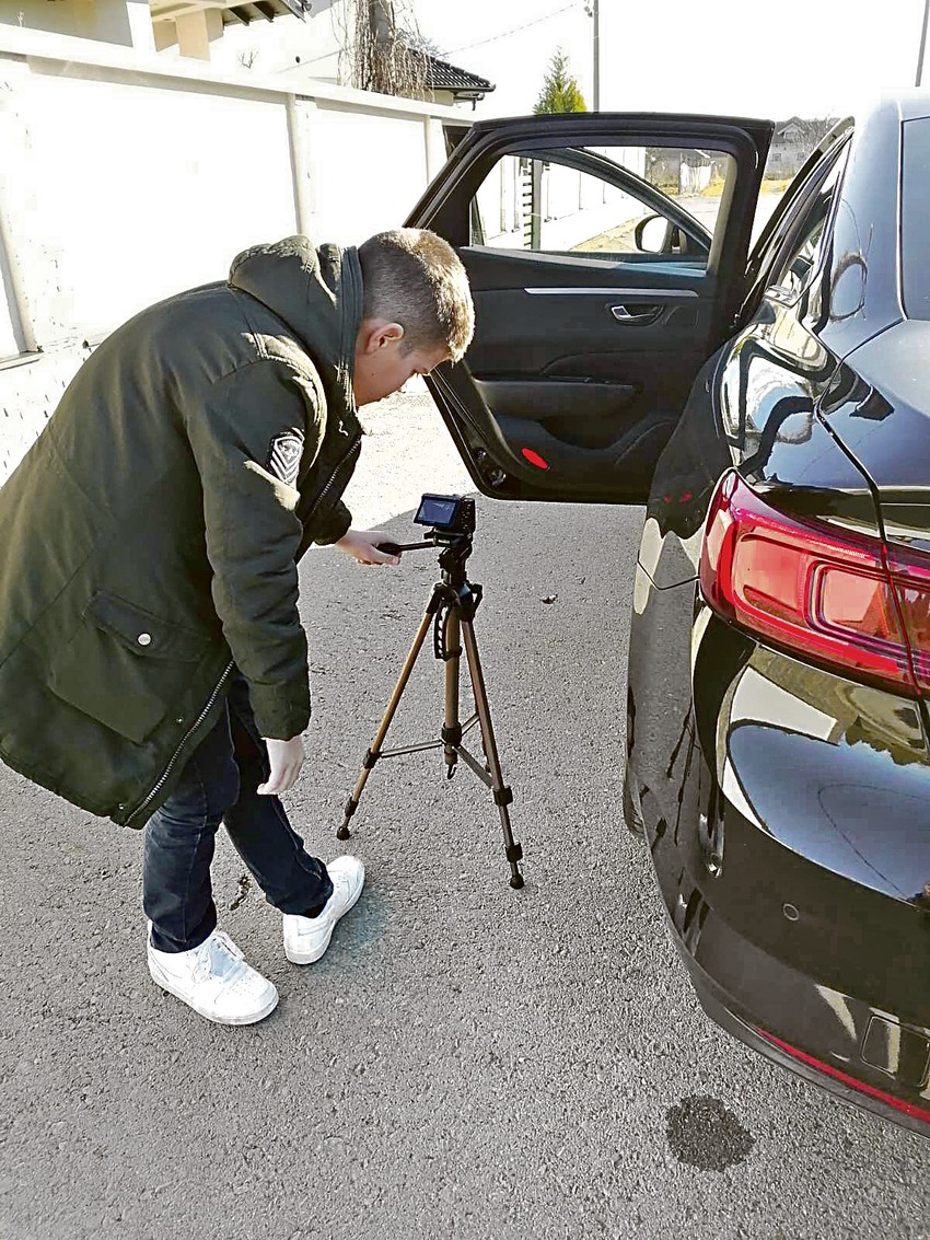 Nikola naravno još ne vozi automobile i za volan sedne samo iz šale. Ali jedva čeka da napuni dovoljno godina za vozačku dozvolu