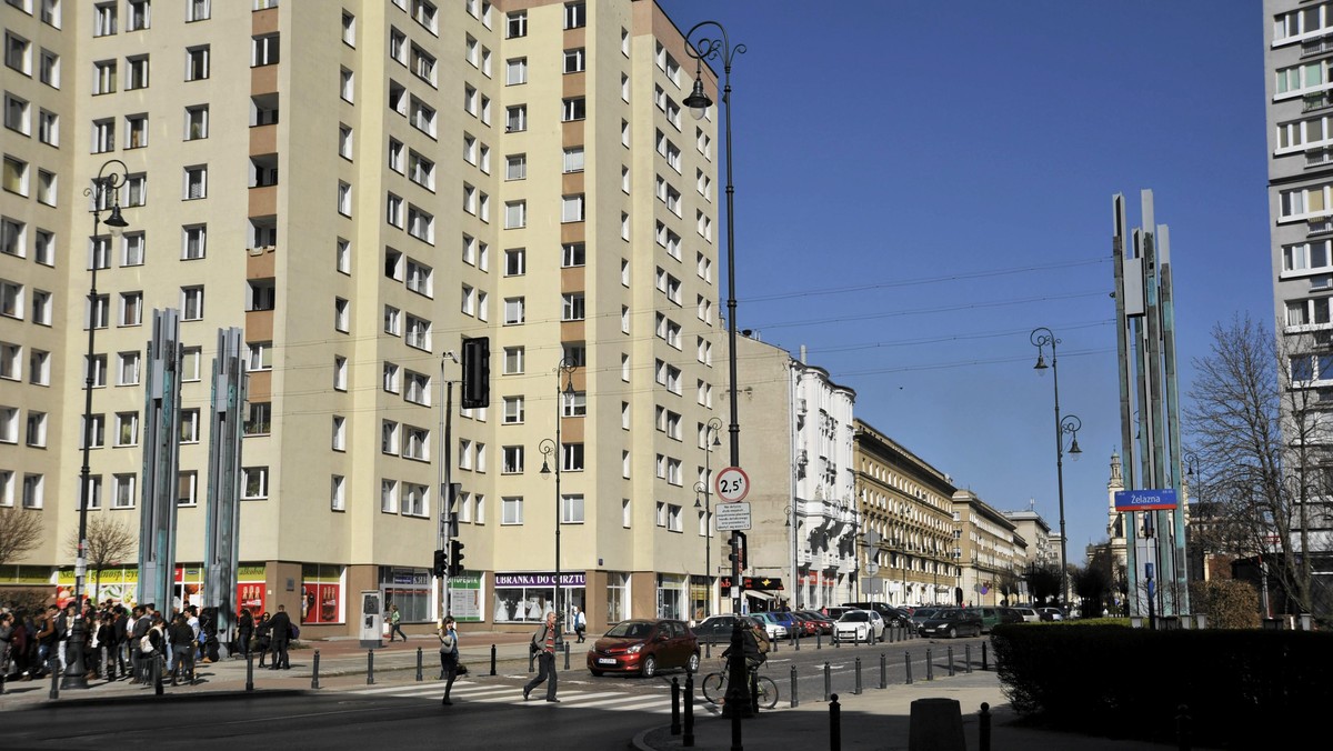 Uliczny zgiełk i dźwięki ludzi przechodzących przez drewniany mostek, zagłuszane marszowym krokiem, symbolem nazistowskiego reżimu. Oto, co będzie można usłyszeć w sierpniu w pobliżu Kładki Pamięci przy ul. Chłodnej w Warszawie. W ramach projektu "Słyszysz, Mirów?" zaplanowano też spacery historyczne.