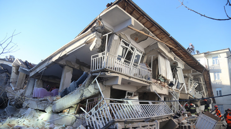 Túlélők után kutatnak Törökországban a földrengés után / Fotó: MTI / EPA/STR
