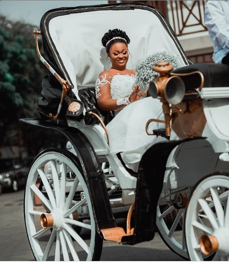 This bride used a carriage to meet her groom and it's beautiful