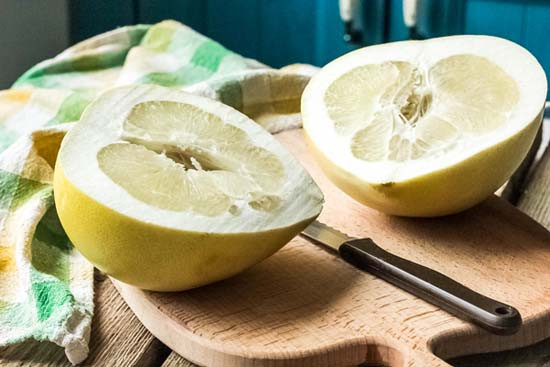 Pomelo ma grubą skórkę i biały, żółty lub różowy chrupki miąższ 