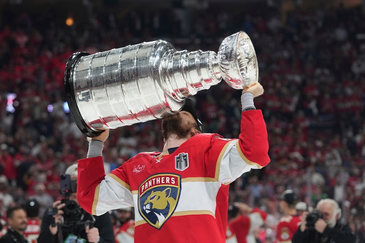 Hráč Floridy Sam Reinhart bozkáva Stanleyho pohár.