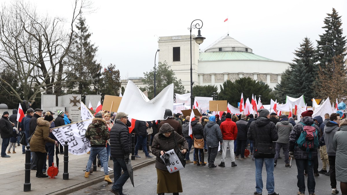 Wczoraj przed sejmem, podczas protestów Obywateli RP, doszło do ataku na reporterkę i operatora kamery probramu TVP 1 "W tyle wizji". Jak podaje portal TVP.info, obydwoje zostali zwyzywani.