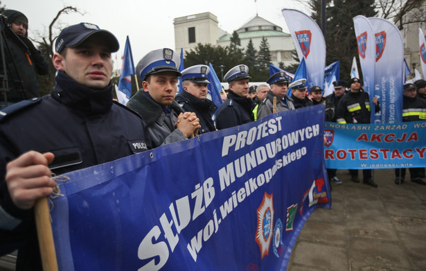 Mundurowi zaśpiewali premierowi piosenkę Perfectu "Idź precz"