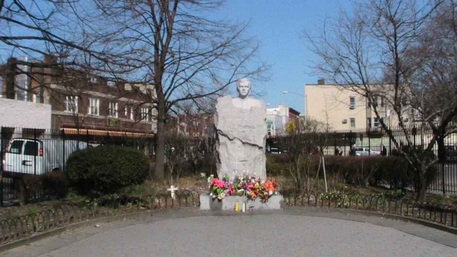 Pomnik ks. Jerzego Popiełuszki na Greenpoincie w Nowym Jorku