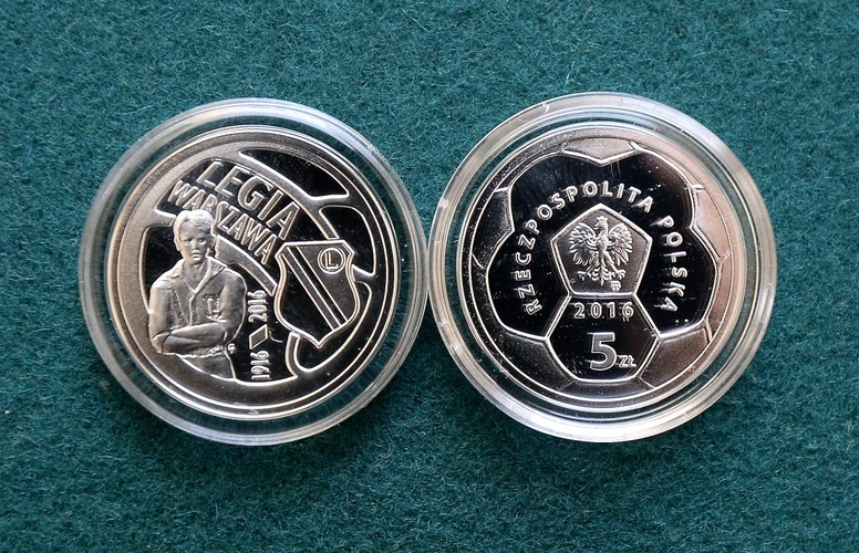 Srebrna moneta kolekcjonerska o nominale 5 zł upamiętniająca klub Legii Warszawa znalazła się w sprzedaży