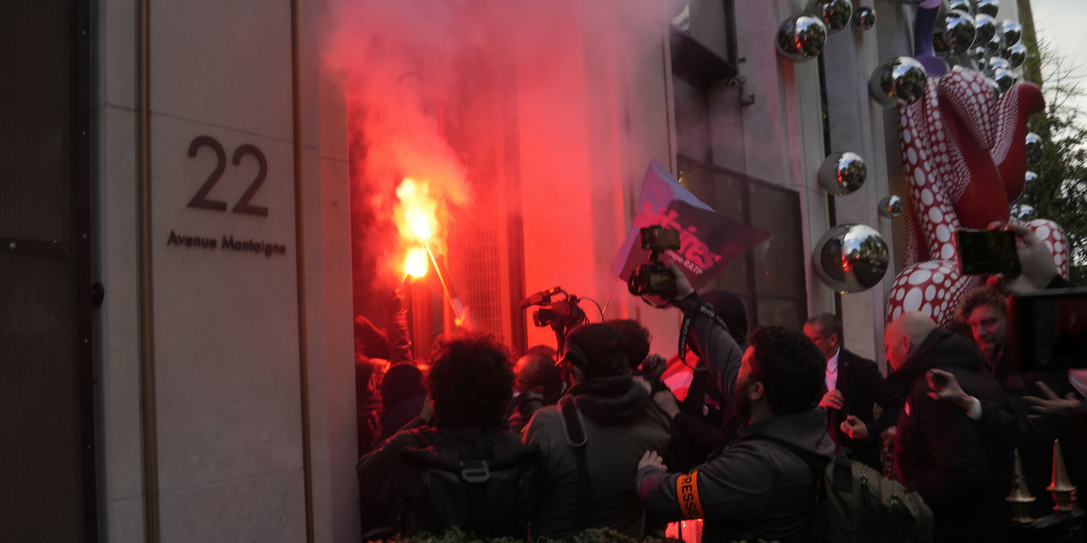 Strajkujący pracownicy kolei podczas inwazji na siedzibę francuskiej grupy LVMH w Paryżu. 13 kwietnia 2023 r.