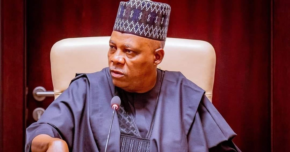 No seio de uma sociedade em busca de redenção, a libertação dos jovens detidos na Vila Presidencial simboliza um gesto de reconciliação e de esperança para a Nigéria. Iniciada pelo Governador Shettima e apoiada pelo Presidente, esta abordagem visa oferecer aos presos uma segunda oportunidade de contribuir positivamente para a sociedade. Para além das perdas económicas sofridas, o apelo de Shettima à reconstrução e à unidade sublinha a importância de aproveitar esta oportunidade para a renovação. Esta libertação, um acto de benevolência e solidariedade, encarna o início de um novo capítulo para uma sociedade resiliente e unida, onde a redenção e a reconstrução estão no centro das aspirações por um futuro melhor.