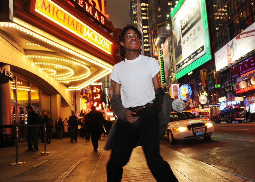 Na zdjęciu Jordan Neely w 2009 r. przed Regal Cinemas na Times Square, do którego udał się na film dokumentalny o Michaelu Jacksonie „This is It”.