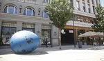 Wielkie niebieskie jajo w centrum Warszawy. Kryje w sobie niespodziankę [ZDJĘCIA]